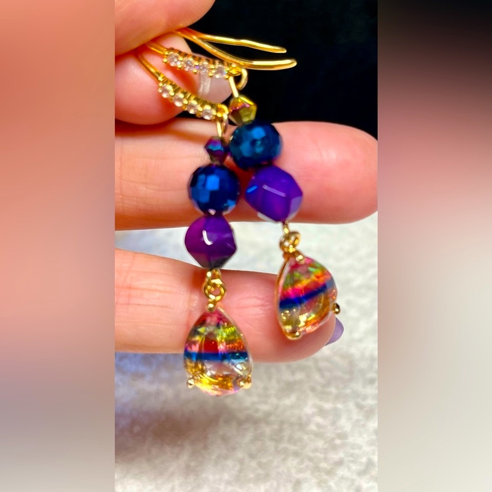 🍒Long dangle earrings old world look-stunning faceted gradient pear focal